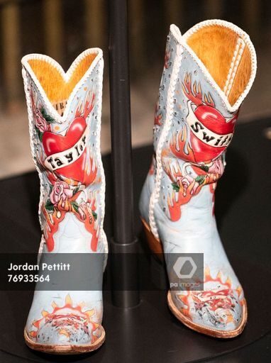 London V&A Songbook Trail 男女兼用【限定品】SALE Taylor Swift Songbook Trail - V&A London - PA Images