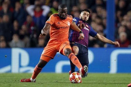 (l-r) Tanguy Ndombele of Olympique Lyonnais, Luis Suarez of FC Barcelona during the UEFA Champions League round of 16 match between FC Barcelona and Olympique Lyonnais at Camp Nouâ¦