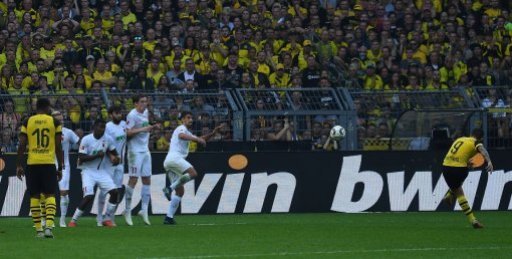 06.10.2018, xjhx, Fussball 1.Bundesliga, Borussia Dortmund - FC Augsburg emspor, v.l. Paco Alcacer (Borussia Dortmund) Goal scored, erziehlt das Tor zum 4:3 (DFL/DFB REGULATIONSâ¦