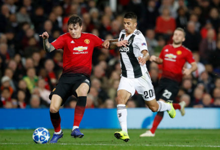 Manchester United's Victor Lindelof (left) and Juventus' Joao Cancelo battle for the ball during the UEFA Champions League match at Old Trafford, Manchester.