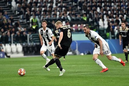 Donny van de Beek of Ajax scores goal of 1-1 during the Uefa Champions League 2018/2019 round of 8 second leg football match between Juventus FC and Ajax Amsterdam at Juventusâ¦