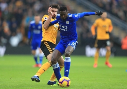 Wolverhampton Wanderers' Ruben Neves and Leicester City's Wilfred Ndidi (right) battle for the ball during the Premier League match at Molineux, Wolverhampton.