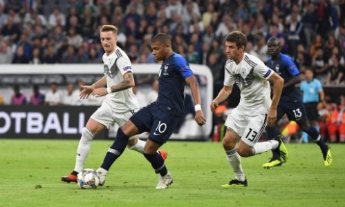 Fussball, Herren, Saison 2018/19, Nations League, L�nderspiel in M�nchen, Deutschland - Frankreich, v. l. Marco Reus (Deutschland), Kylian Mbappe (Frankreich), Thomas M�llerâ¦