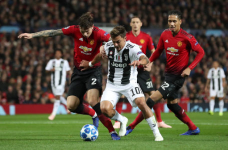 Manchester United's Victor Lindelof (left) and Juventus' Paulo Dybala battle for the ball during the UEFA Champions League match at Old Trafford, Manchester.