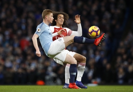 Manchester City's Kevin De Bruyne (left) and Arsenal's Matteo Guendouzi battle for the ball during the Premier League match at the Etihad Stadium, Manchester.