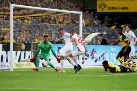 xuhjbx Dortmund, Signal Iduna Park, 06.10.18, 1. Bundesliga - 7. Spieltag - Borussia Dortmund - FC Augsburg Bild: Tor zum 0:1 durch Alfred Finnbogason (Augsburg) Gem�� denâ¦