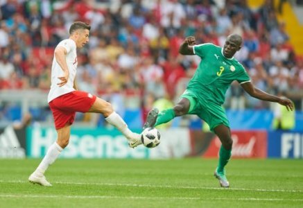 Poland- Senegal, Soccer, Moscow, June 19, 2018 Robert LEWANDOWSKI, Pol 9 compete for the ball, tackling, duel, header against Kalidou KOULIBALY, Senegal Nr.3 POLAND - SENEGAL 1-2â¦